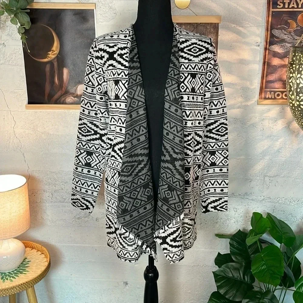 American eagle black and white open front cardigan size medium
